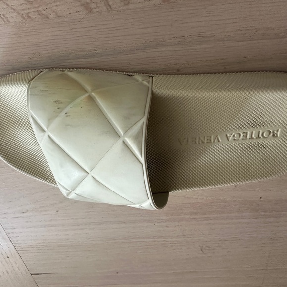 [bottega veneta] cream colored pool slides - Picture 6 of 6